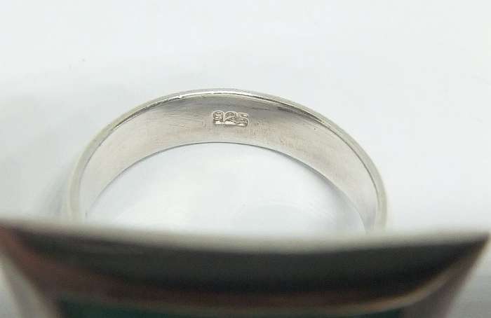 WOW !! A SUPERB LARGE SOLID STERLING SILVER RING WITH A TURQUOISE LOOK INSET