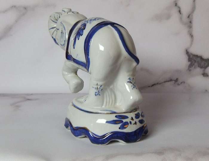 AN EYE CATCHING VINTAGE HANDPAINTED AND GLAZED CLAY ELEPHANT ON PLINTH IN EXCELLENT CONDITION
