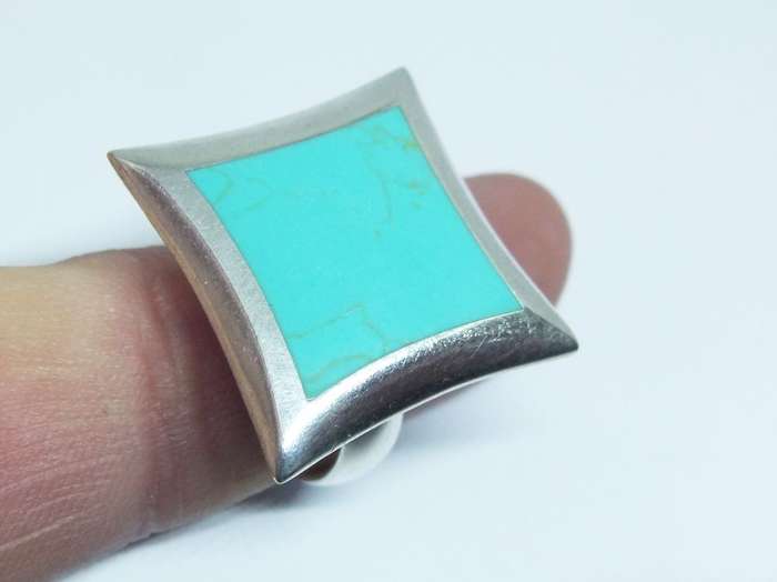 WOW !! A SUPERB LARGE SOLID STERLING SILVER RING WITH A TURQUOISE LOOK INSET