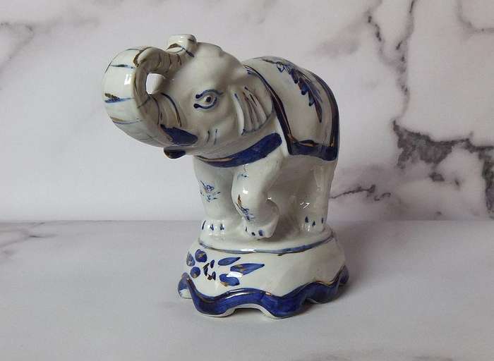 AN EYE CATCHING VINTAGE HANDPAINTED AND GLAZED CLAY ELEPHANT ON PLINTH IN EXCELLENT CONDITION