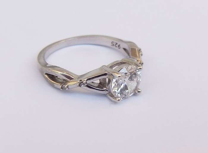 WOW !! A BEAUTIFUL SOLID STERLING SILVER RING SET WITH FACETED CLEAR STONES IN GREAT CONDITION !!