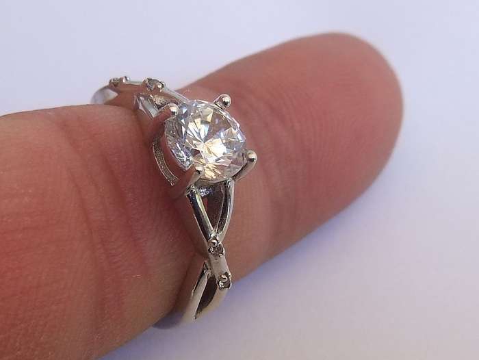 WOW !! A BEAUTIFUL SOLID STERLING SILVER RING SET WITH FACETED CLEAR STONES IN GREAT CONDITION !!