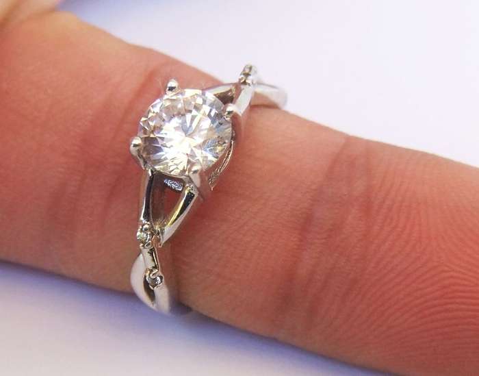 WOW !! A BEAUTIFUL SOLID STERLING SILVER RING SET WITH FACETED CLEAR STONES IN GREAT CONDITION !!