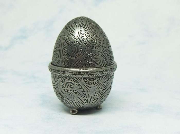 AN ADORABLE VINTAGE EGG SHAPED PEWTER TRINKET BOX WITH MAKERS STAMP ON BASE !! LOOKS IMPORTANT !!