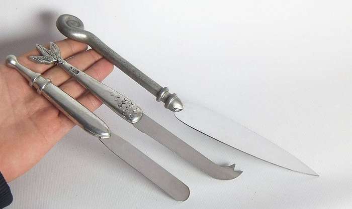 A lot of 3 Carrol Boyes utensils - Cake lifter , cheese knife and butter knife , all marked