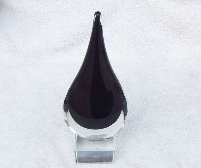 A MAGNIFICENT HEAVY AND TALL BLOWN GLASS SCULPTURE ON A SOLID CUT GLASS PLINTH MARKED SALT & PEPPER