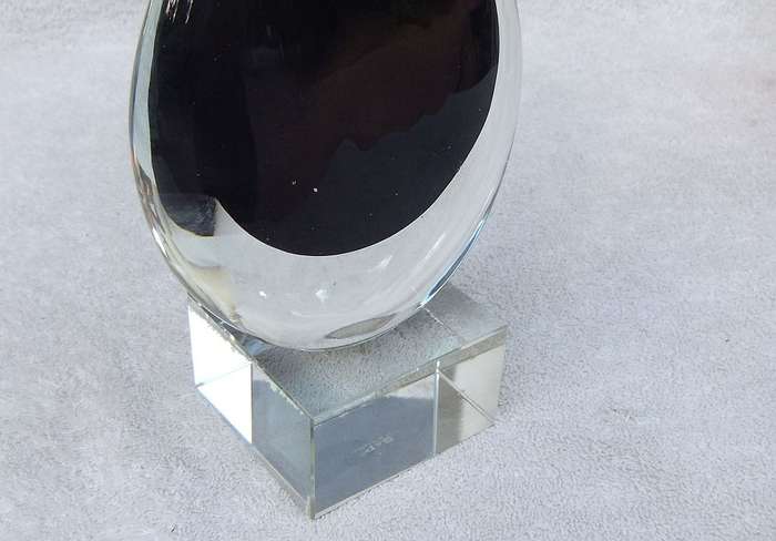 A MAGNIFICENT HEAVY AND TALL BLOWN GLASS SCULPTURE ON A SOLID CUT GLASS PLINTH MARKED SALT & PEPPER