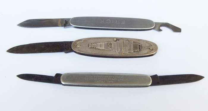 THREE VINTAGE ADVERTISING POCKET KNIVES - FRICK SEWING MACHINES / DELCO CAR PARTS / GEORGE FINDLAY