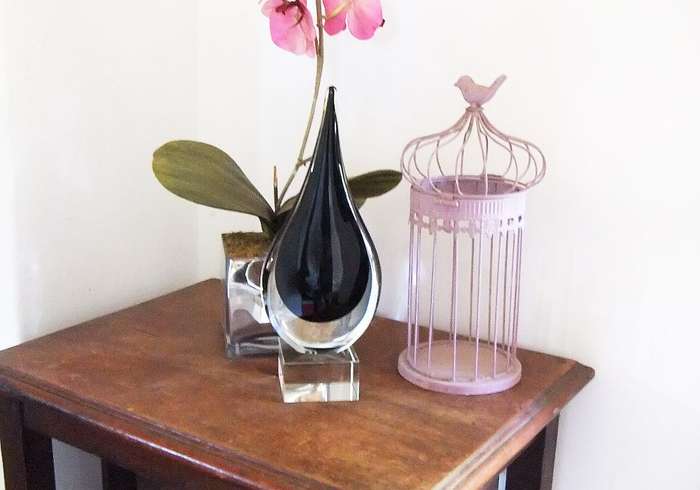 A MAGNIFICENT HEAVY AND TALL BLOWN GLASS SCULPTURE ON A SOLID CUT GLASS PLINTH MARKED SALT & PEPPER