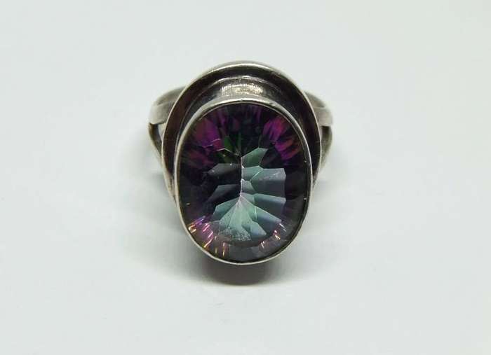 AN EXQUISITE SOLID STERLING SILVER RING SET WITH A MULTI COLOURED AND FACETED INSET !! MUST HAVE !!