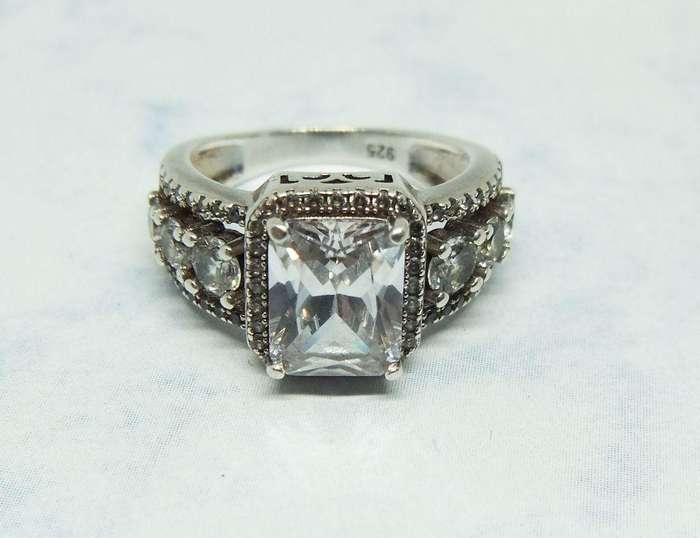A GORGEOUS SOLID STERLING SILVER RING SET WITH LOTS OF FACETED CZ STONES IN AMAZING CONDITION !!