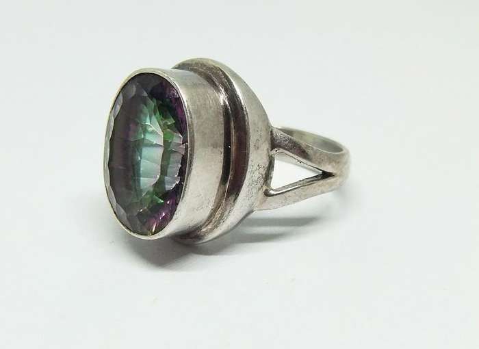 AN EXQUISITE SOLID STERLING SILVER RING SET WITH A MULTI COLOURED AND FACETED INSET !! MUST HAVE !!