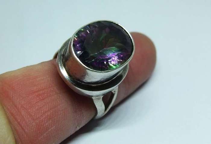 AN EXQUISITE SOLID STERLING SILVER RING SET WITH A MULTI COLOURED AND FACETED INSET !! MUST HAVE !!