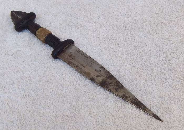 A RARE ANTIQUE DAGGER OF THE NORTH AFRICAN TUAREG TRIBE COVERED WITH GENUINE SNAKESKIN AND LEATHER