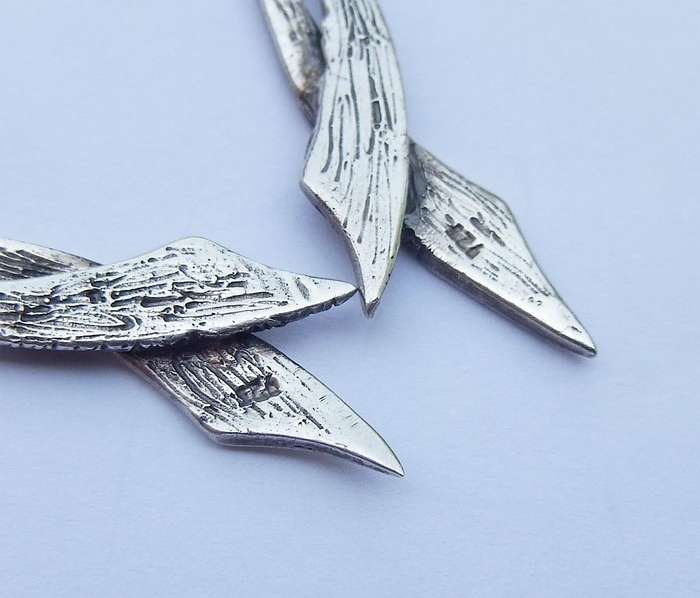 MUST HAVE !! AN ELEGANT PAIR OF SOLID STERLING SILVER EARRINGS IN GREAT CONDITION !! FREE COMBINING