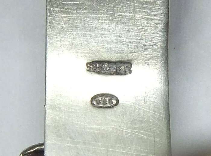 AN AWESOME HIGH VALUE STERLING SILVER CUFF BANGLE WITH GENUINE ELEPHANT HAIR AND GREAT DETAIL