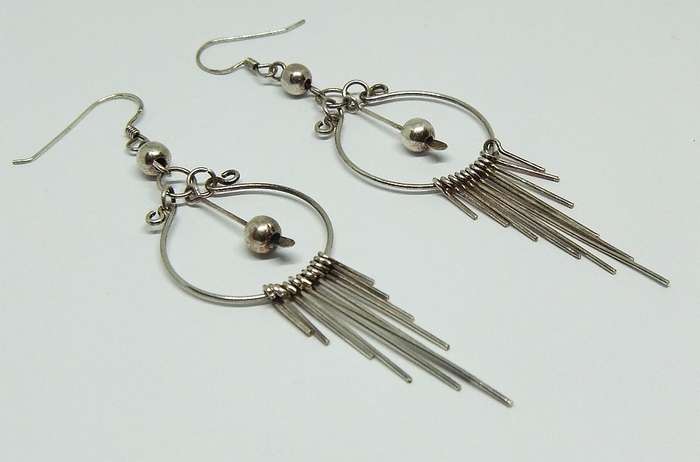 A TOTALLY UNIQUE VINTAGE LOOK STERLING SILVER PAIR OF ELEGANT DANGLY EARRINGS !! MUST SEE !!