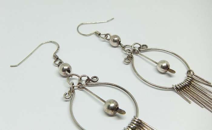 A TOTALLY UNIQUE VINTAGE LOOK STERLING SILVER PAIR OF ELEGANT DANGLY EARRINGS !! MUST SEE !!