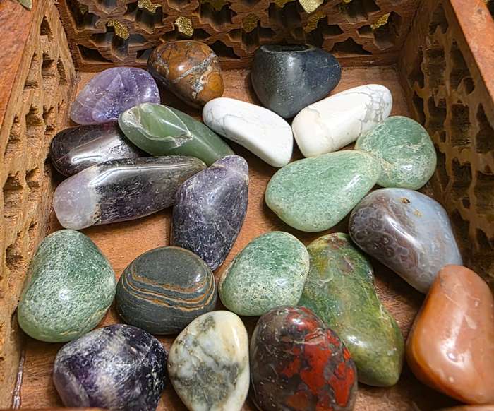 Tumble Stone and Crystals (02)   |  246 GRAMS |