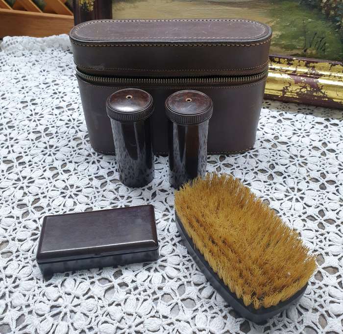VINTAGE GROOMING SET