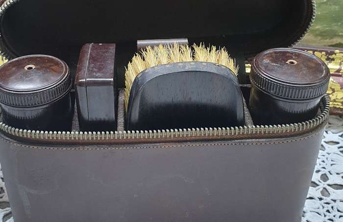 VINTAGE GROOMING SET