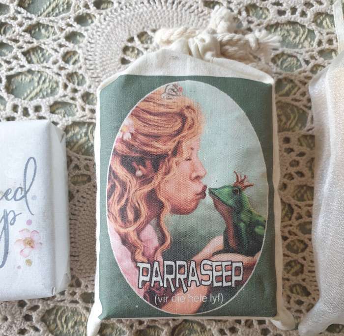 VINTAGE PLASTIC BATHROOM CONTAINER WITH NOVELTY SOAPS