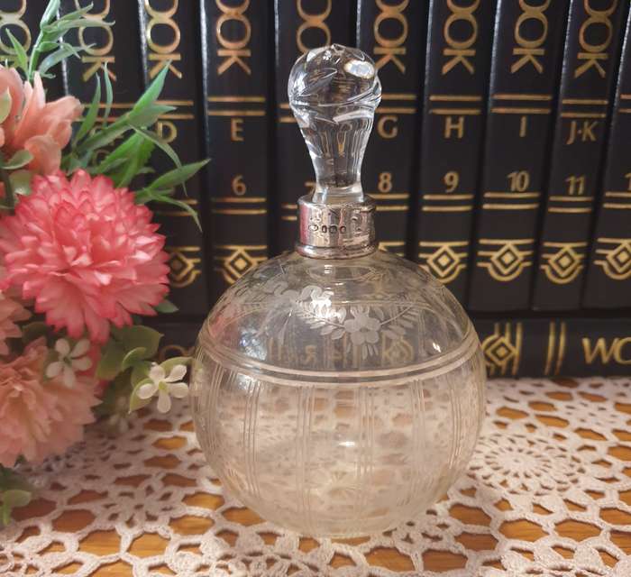 VINTAGE PERFUME BOTTLE
