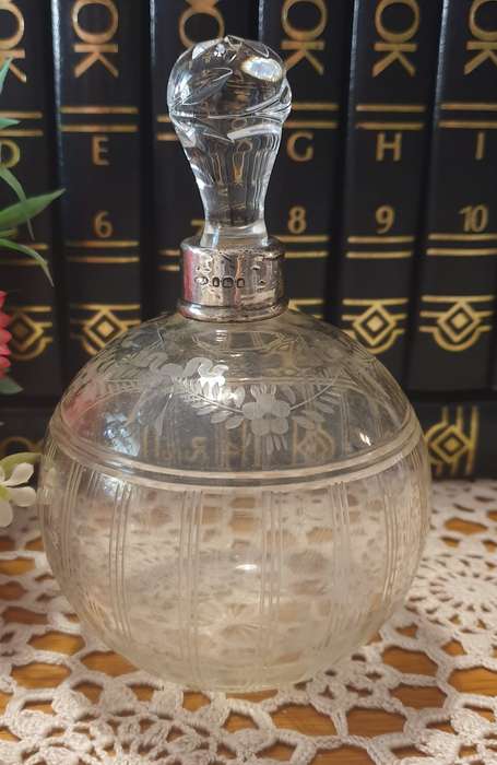 VINTAGE PERFUME BOTTLE