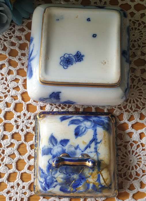 ROYAL DOULTON TRINKET HOLDER