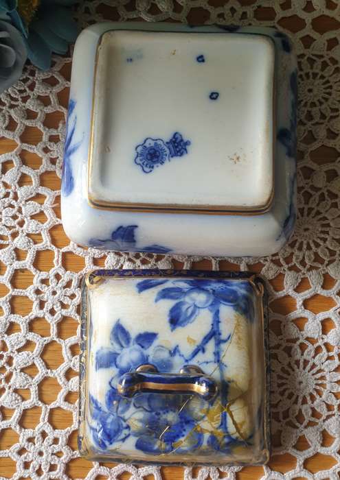 ROYAL DOULTON TRINKET HOLDER