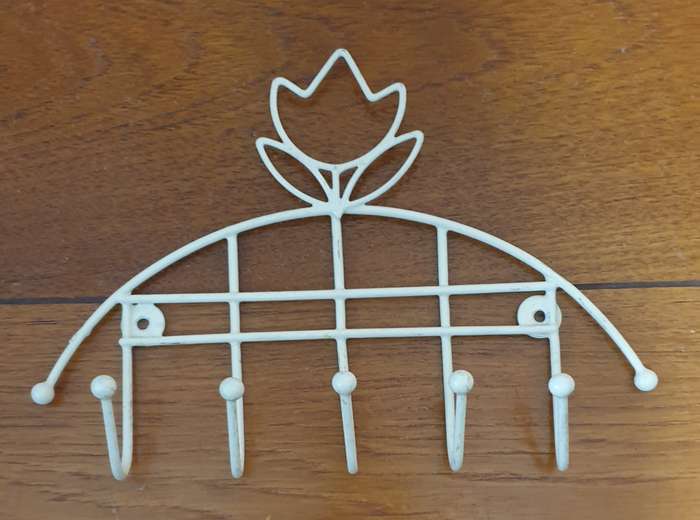 DISPLAY CUTTING BOARD AND HOOK