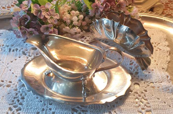 GRAVY BOAT WITH TRAY & NAPKIN HOLDER