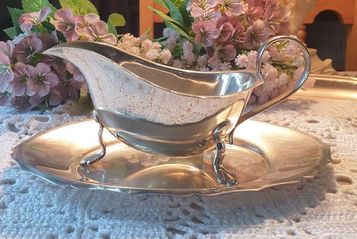 GRAVY BOAT WITH TRAY & NAPKIN HOLDER
