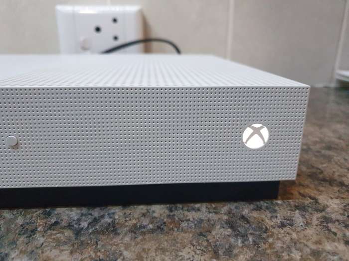 Xbox 1 S  ( Model 1 TB WITH BLUE RAY . For spares or repair)