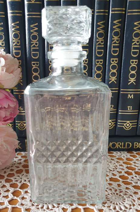 GLASS DECANTER 01