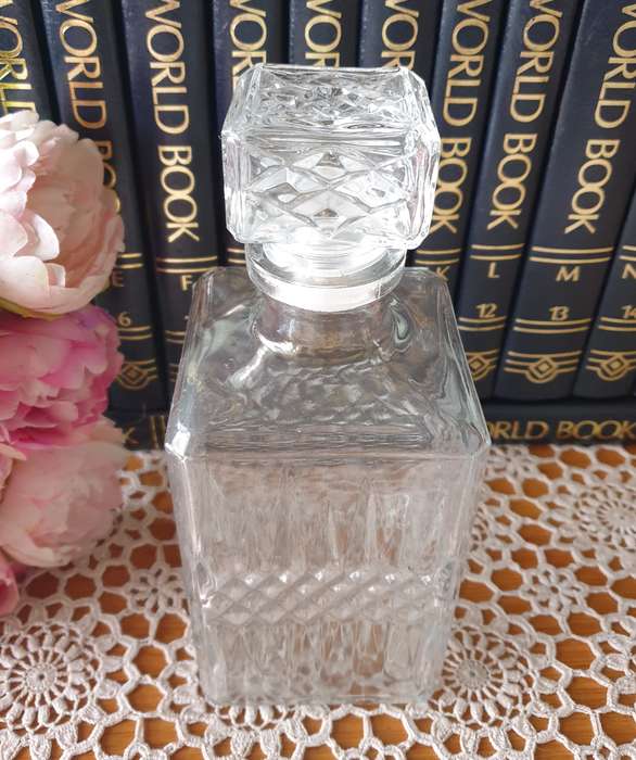 GLASS DECANTER 01
