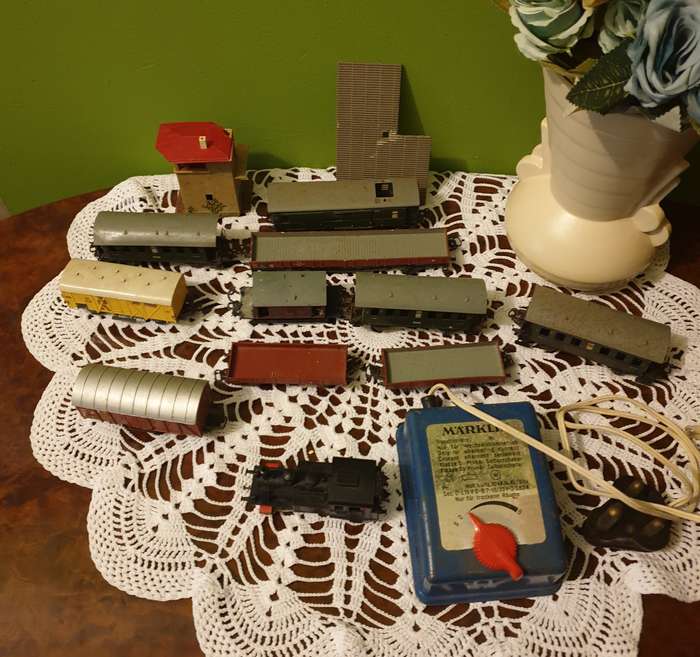 Märklin Locomotive and coaches etc | not tested | rare find |