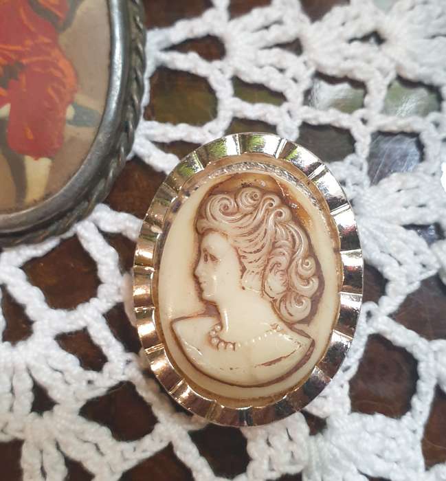 Brooches | Decorative jewellery |