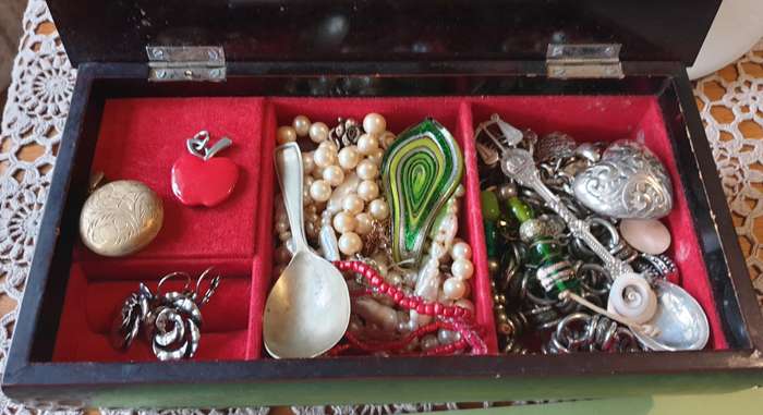 Jewlery box with Odds | musical box |
