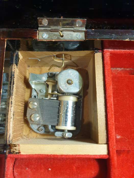 Japanese Jewelry Box  (1940-1970)