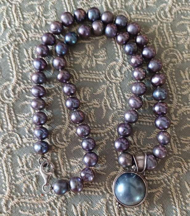Exquisite pearl necklace with pendant