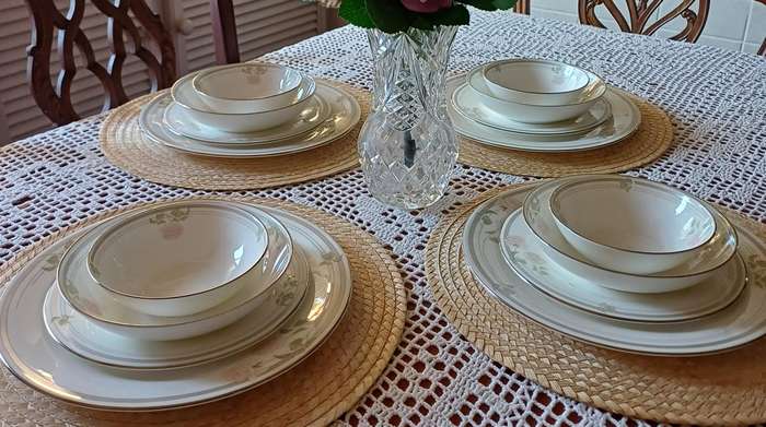 Royal Doulton Twilight Rose Dinner Set  1984 Edition   |02|