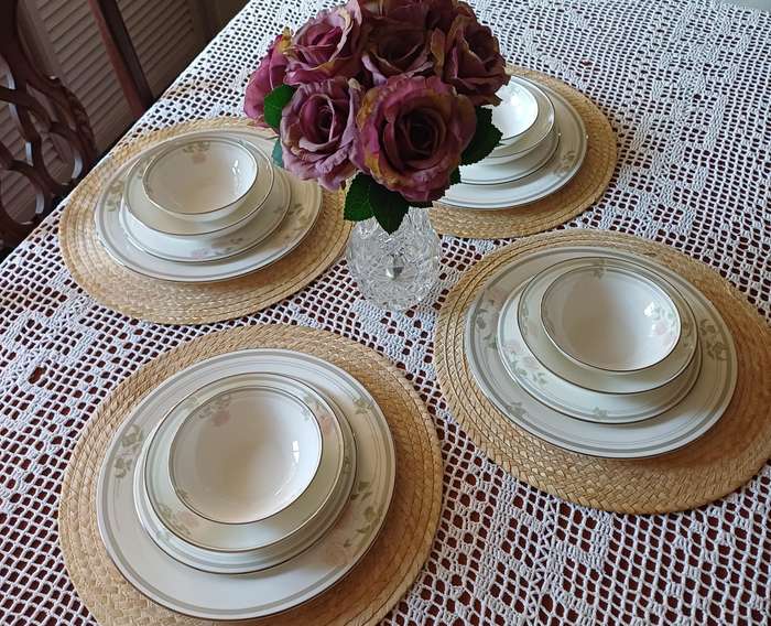 Royal Doulton Twilight Rose Dinner Set  1984 Edition   |02|
