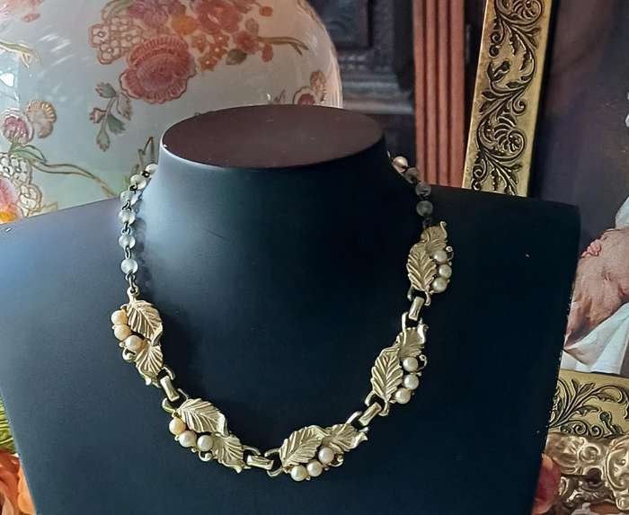 Vintage 1950s Gold-Tone Faux Pearl Leaf Demi Parure Set | 19 |