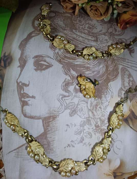 Vintage 1950s Gold-Tone Faux Pearl Leaf Demi Parure Set | 19 |