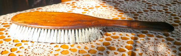 VINTAGE WOODEN CLOTHES BRUSH