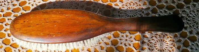 VINTAGE WOODEN CLOTHES BRUSH