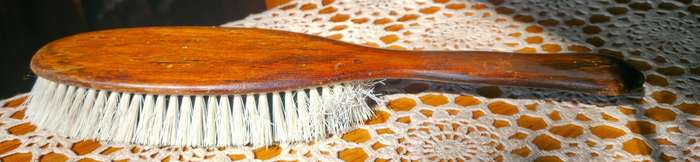 VINTAGE WOODEN CLOTHES BRUSH