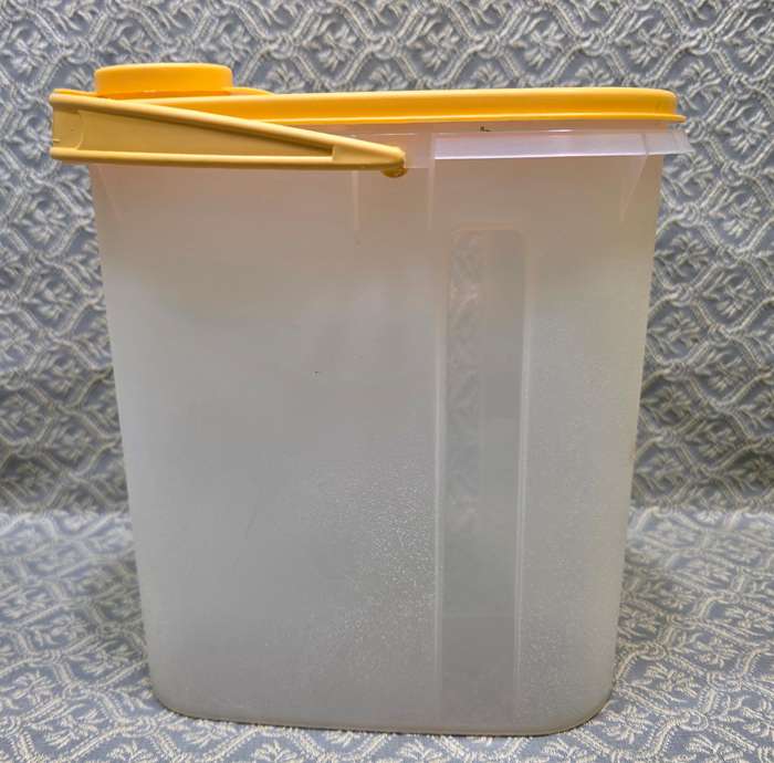 Vintage Tupperware | 10 x 20 x 21 cm High |