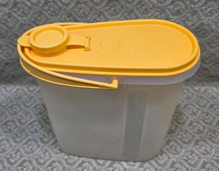 Vintage Tupperware | 10 x 20 x 21 cm High |
